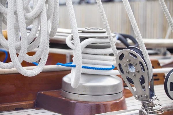 Ropes fastening mechanisms in a yacht
