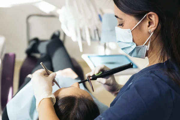 Dentists with a patient during a dental intervention.