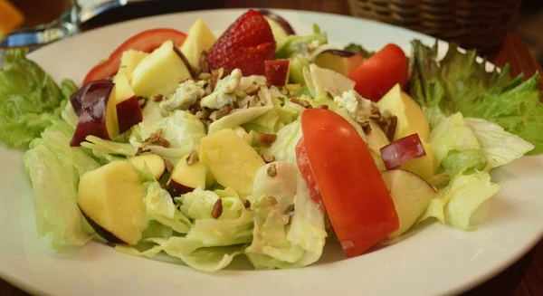 Lettuce, tomatoe, apple and roquefort cheese salad