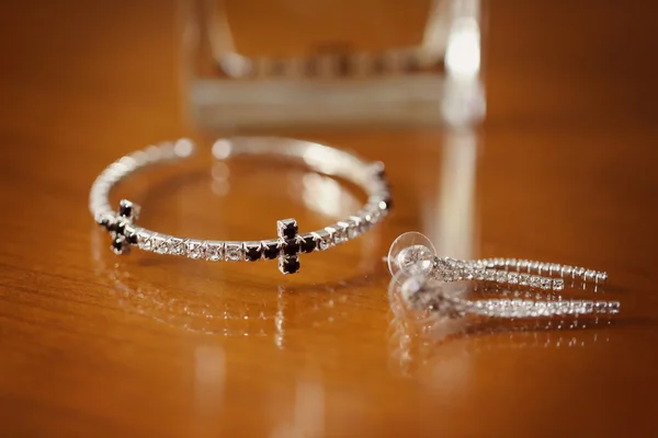 Earrings and bracelet with crystals