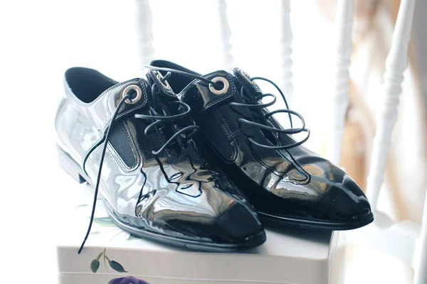 Elegant shinny shoes for the groom