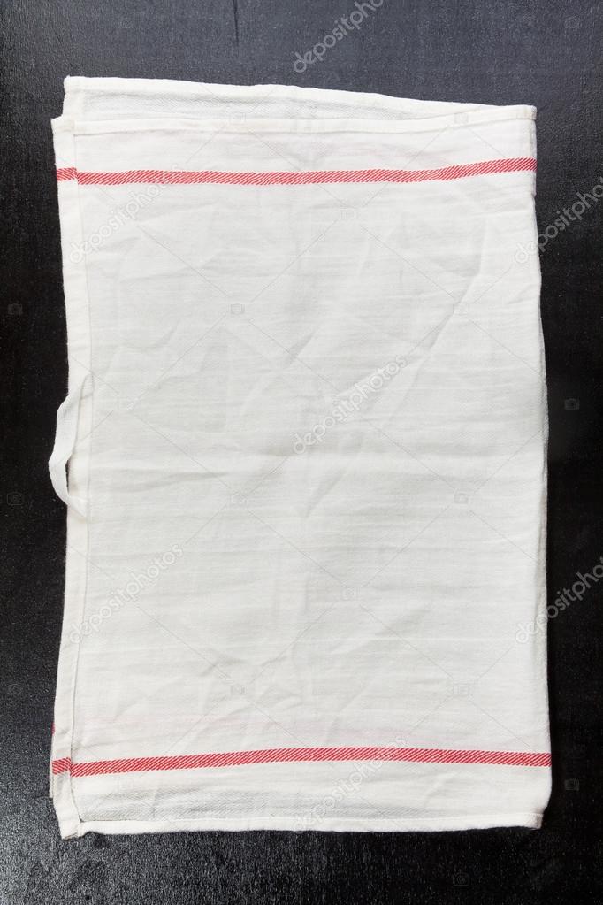 Witte keuken handdoek op een donkere achtergrond. ruimte voor het ...
