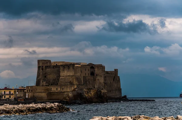 Egg Castle It is the most famous. It is a seaside castle located on the former island of Megaride, now a peninsula, on the Gulf of Naples in Italy