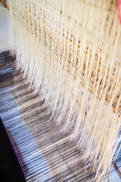 Thread on the traditional weaving machine