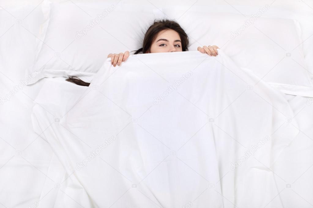 Пися выглядывает из под одеяла фото