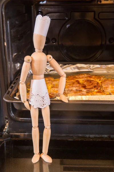 Koks beeldjes miniaturen op een speelgoed keuken — stockfoto ...