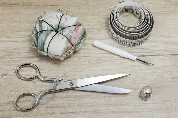 Sewing tools and sewing kit