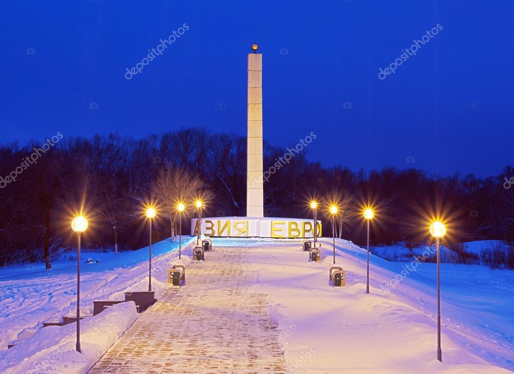 obelisco-en-la-frontera-entre-europa-y-asia-foto-de-stock-vadyuhin