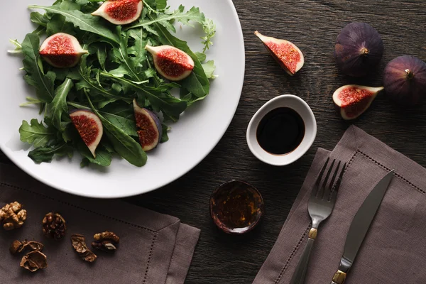 Salad with rocket leaves and figs