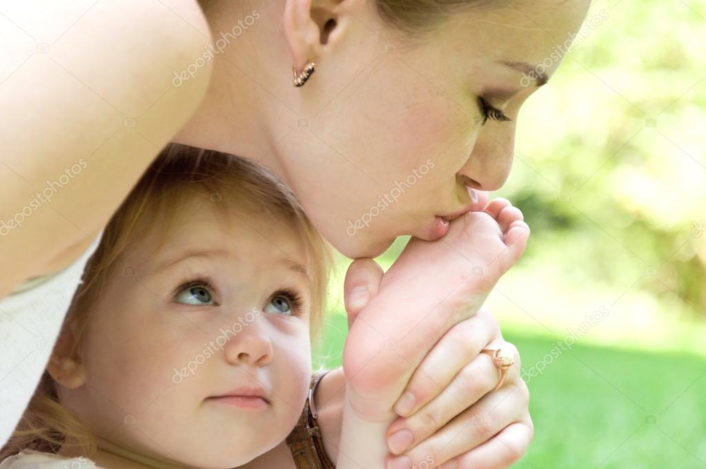 Умелая дочурка вылизывает ступни своей мамаши и доводит её до наслаждения