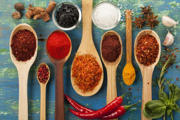 Powder spices on spoons