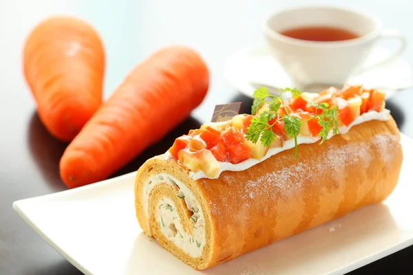 Bread cake of Tomisato Suites Bejiroru with carrots and tea on w