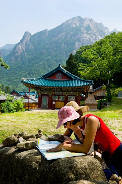 depositphotos_71420521-stock-photo-groups-of-travelers-examining-map.jpg