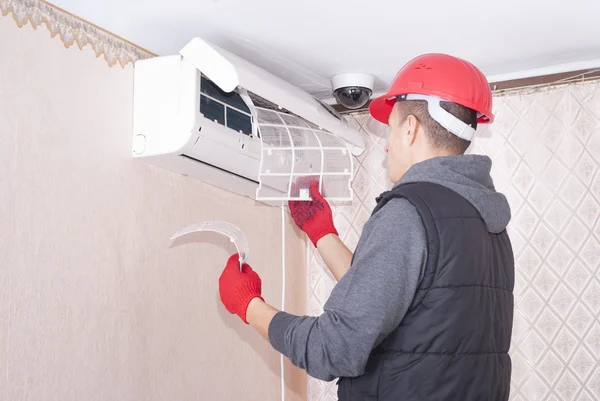 Cleaning and repairs the air conditioner