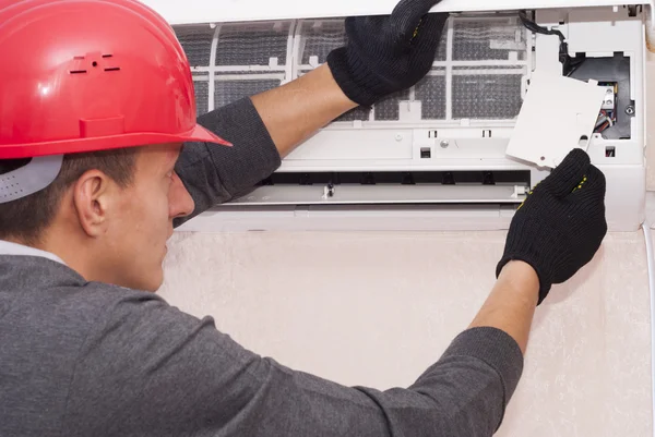 Cleaning and repairs the air conditioner