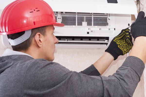 Cleaning and repairs the air conditioner