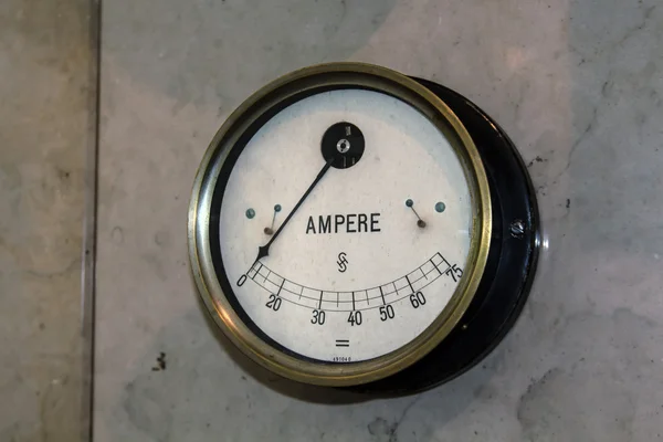 Old ampermeter device