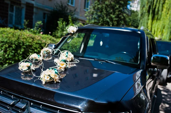 Wedding decor flowers at wedding car