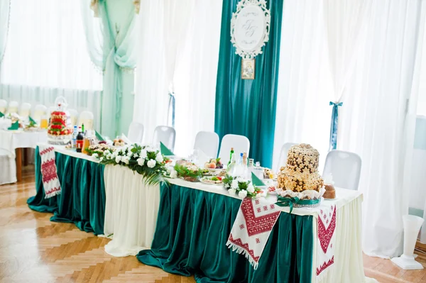 Table of newlyweds in white and green velvet colors