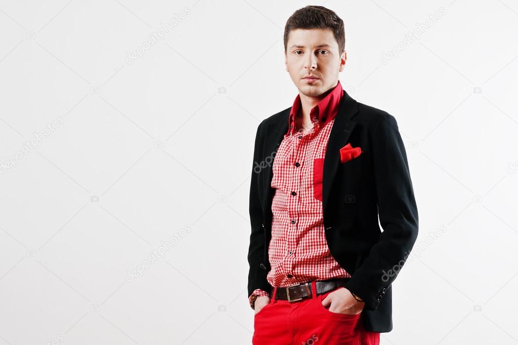 Jeune homme Fashion en costume noir et rouge pantalons casual poses à st — Photographie