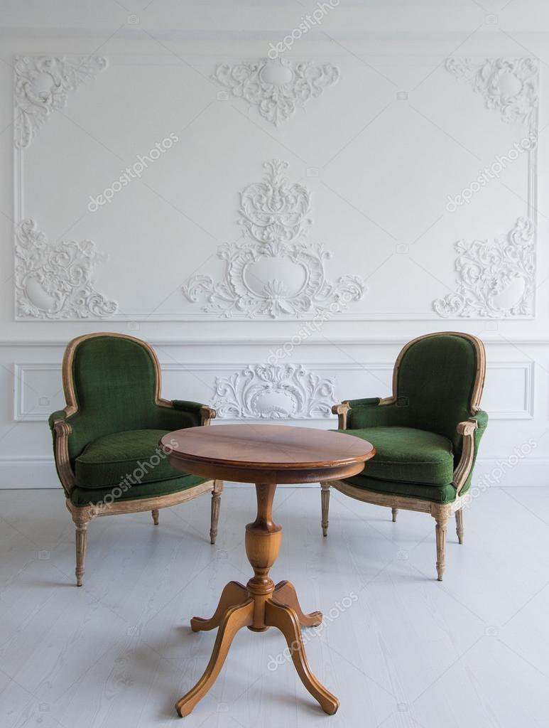 Luxe schoon helder wit interieur met een oude antieke vintage ...