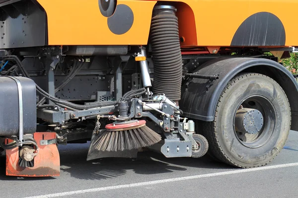 Road vehicle for cleaning roads