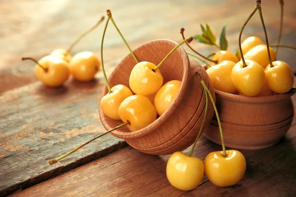 成熟的黄色樱桃木碗里 - 图库照片maryviolet#1