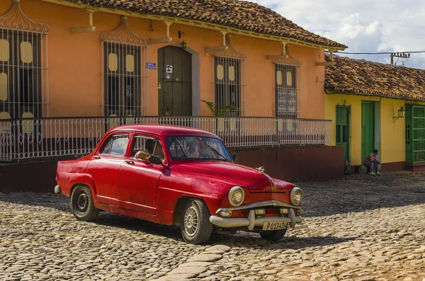 American car and colonial buildings