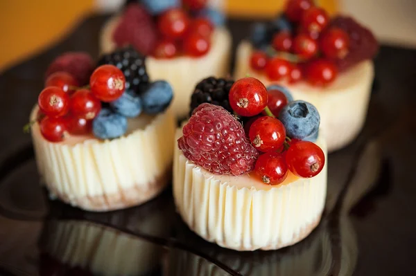 Little cheese cake with fruit