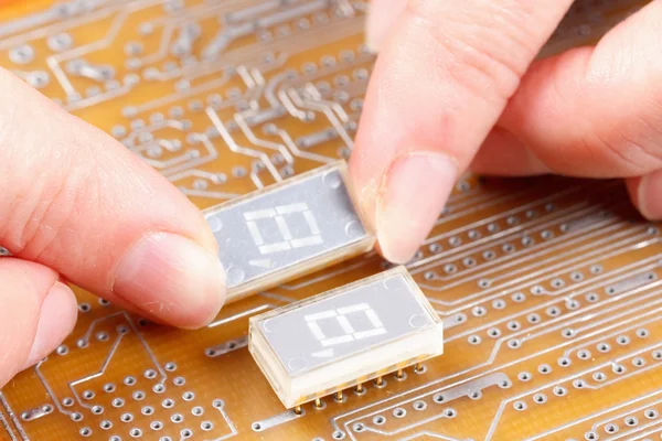 Assembly of electronic components on circuit board