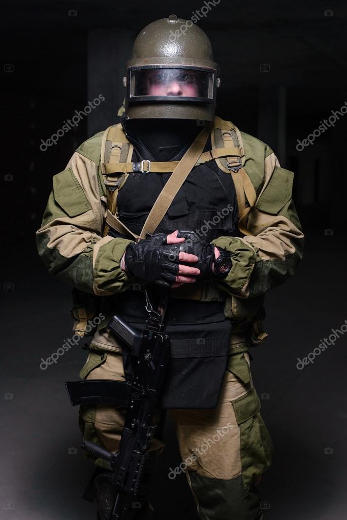 Soldats en casque lourd et gilet pareballes — Photographie Nesterenko_Max © 106878446