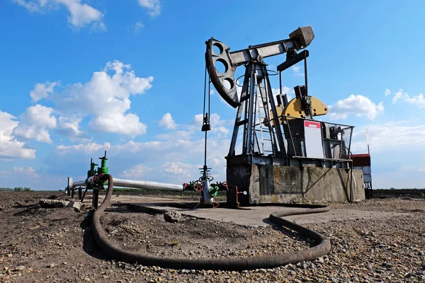 Pump jack and wellheads, Extraction of oil