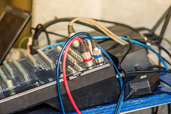 Audio transmission line, sound studio adjusting