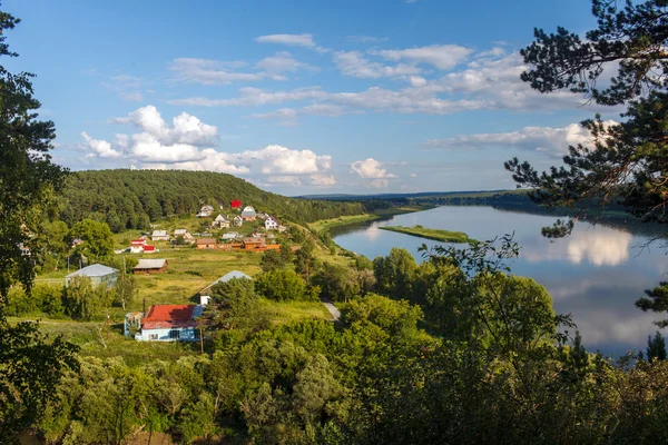 村庄在河岸边、 水和太阳日的几点思考 - 图库