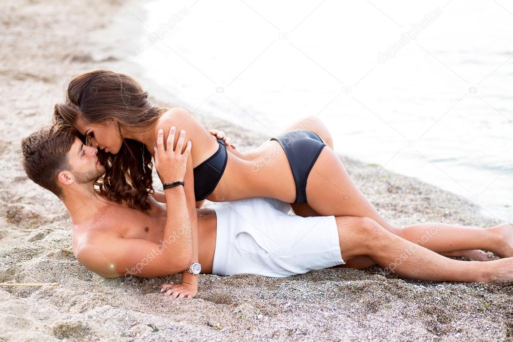 beautiful girls kissing on beach №200713 beautiful girls kissing on beach № 200712
