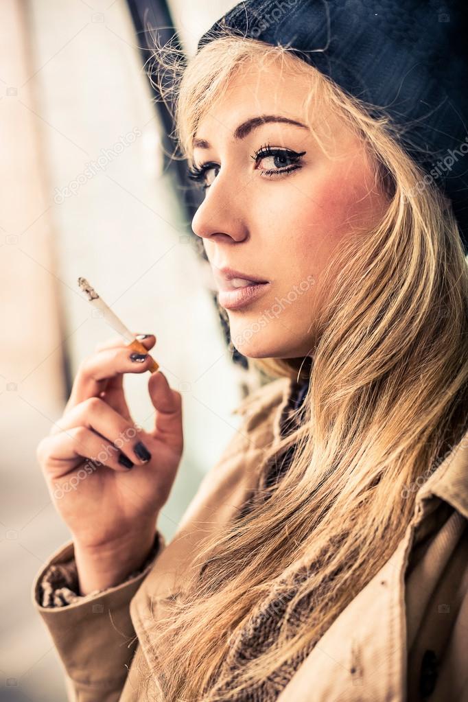 Курящая И Некурящая Девушка Фото