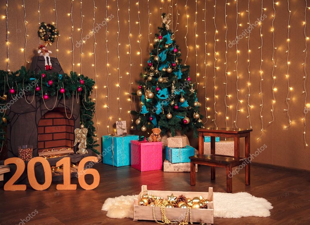 Sala de navidad diseño de interiores, árbol de navidad adornado ...