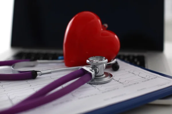 对您的计算机桌面的心脏医生听诊器 - 图库照片