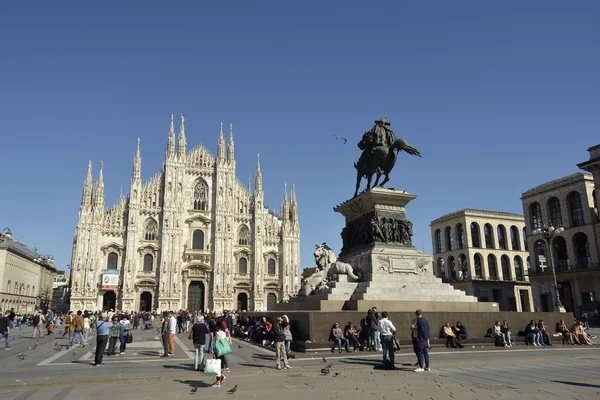 大教堂广场米兰与游客在春天 - 图库社论照片
