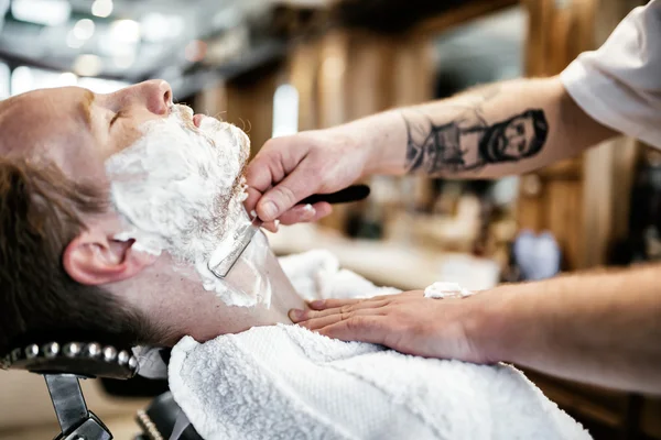 Retro shaving with foam