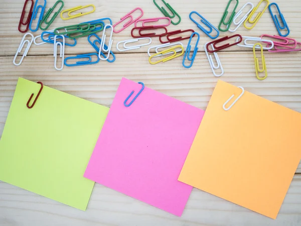 Sticky note and paper clip 5