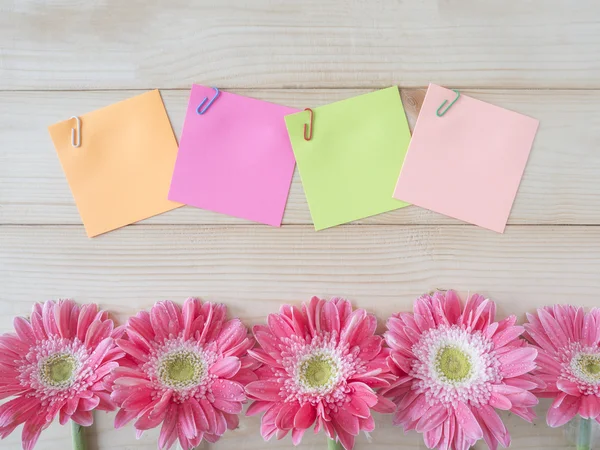 Sticky note and pink flower 4