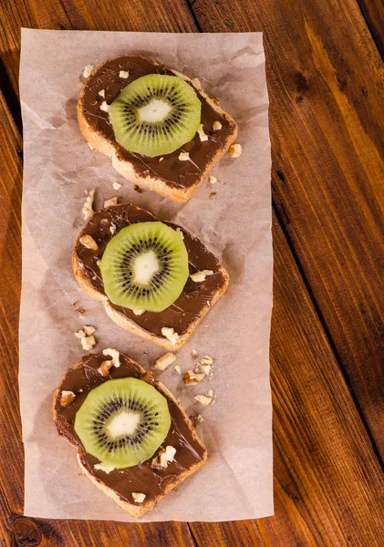 Sandwiches with chocolate paste, kiwi and walnuts