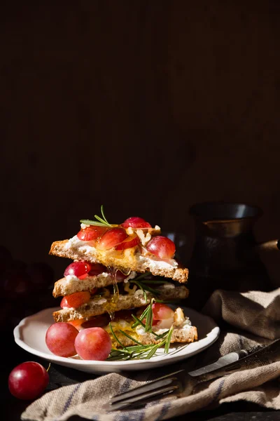 Toasts with goat cheese, grapes, nuts and honey