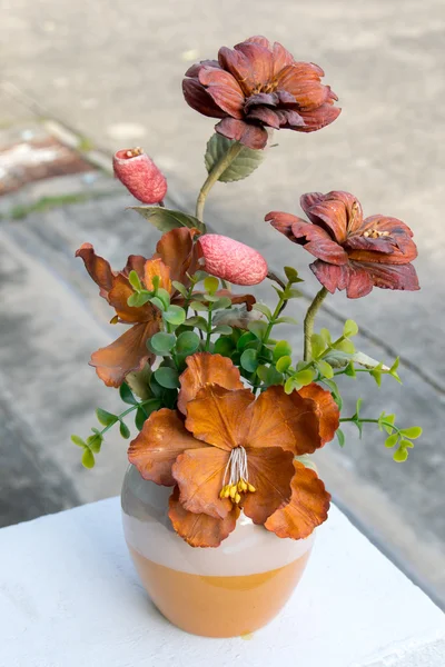 Vase plastic flowers