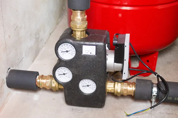Electronic circulation pump with mixing valve