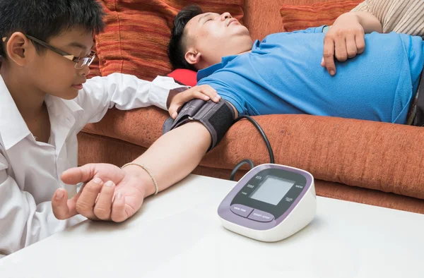 Play a doctor checking blood pressure patients