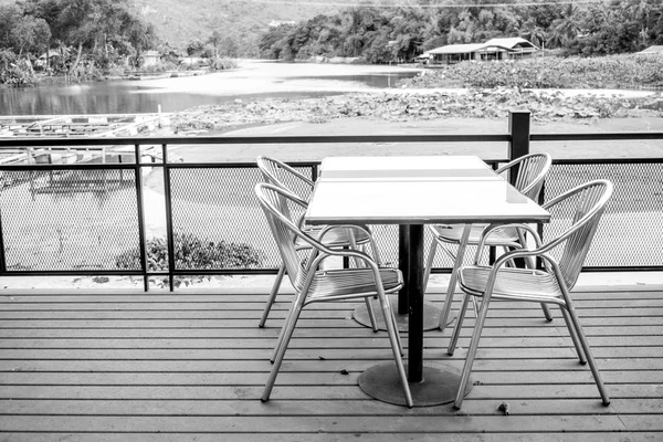 Outdoor furniture set in black and white