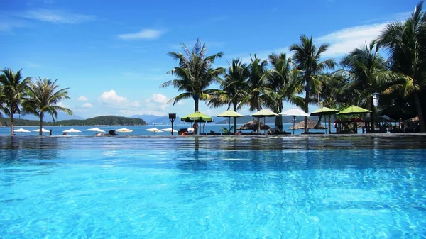 Pool Hotel in Vietnamese
