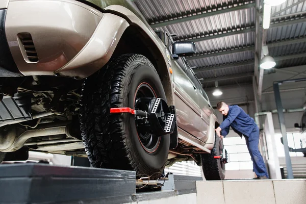 Tire clamped with aligner for auto wheel alignment